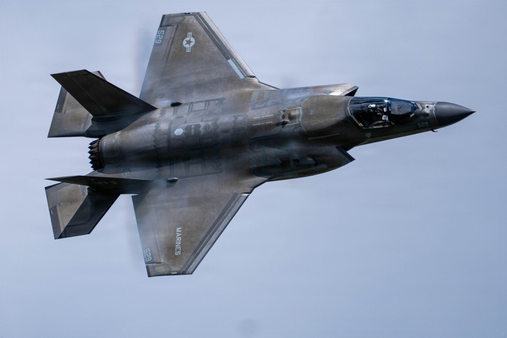 F-35B Lightning II executes sharp turn at Oregon International Air Show