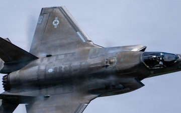 F-35B Lightning II executes sharp turn at Oregon International Air Show