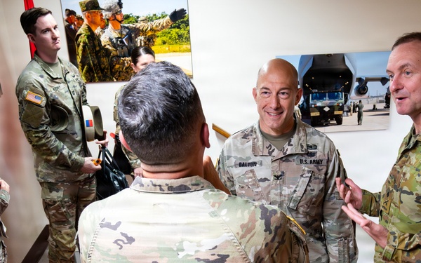 94th AAMDC CG meets with USARPAC DCG