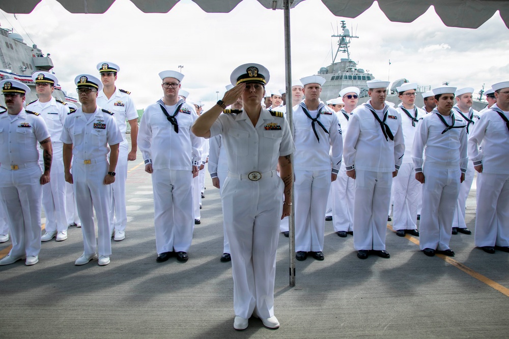 USS Oakland (LCS 24) Holds Change of Command Ceremony