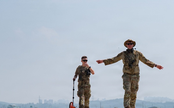 Clear to land: 8th, 51st OSS Airmen attend LZSO course at Kunsan AB