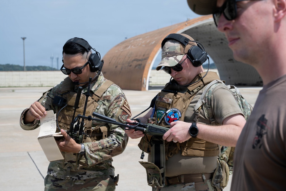 Clear to land: 8th, 51st OSS Airmen attend LZSO course at Kunsan AB