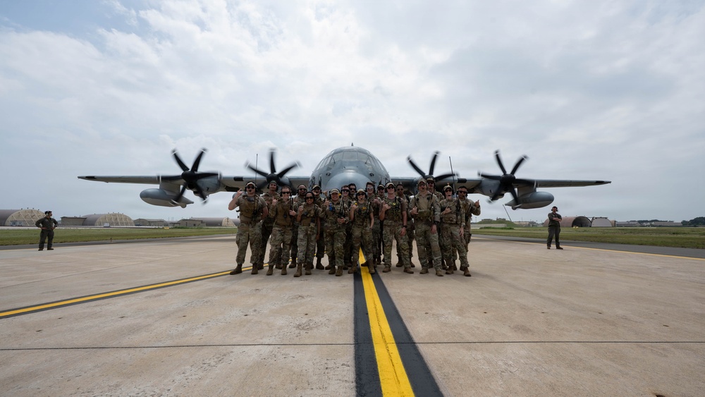Clear to land: 8th, 51st OSS Airmen attend LZSO course at Kunsan AB