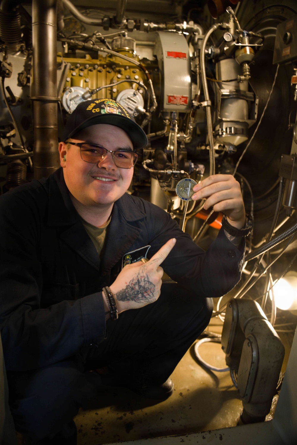 US NAVYチャレンジ DVIDS - Images - U.S. Navy Sailor displays challenge coin in