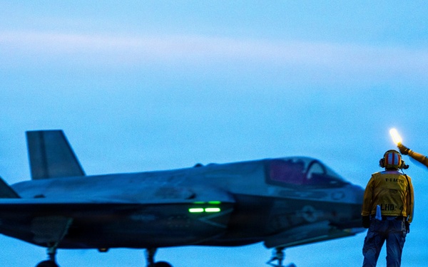 11th MEU Marines, Sailors Conduct Flight Operations Aboard USS Boxer