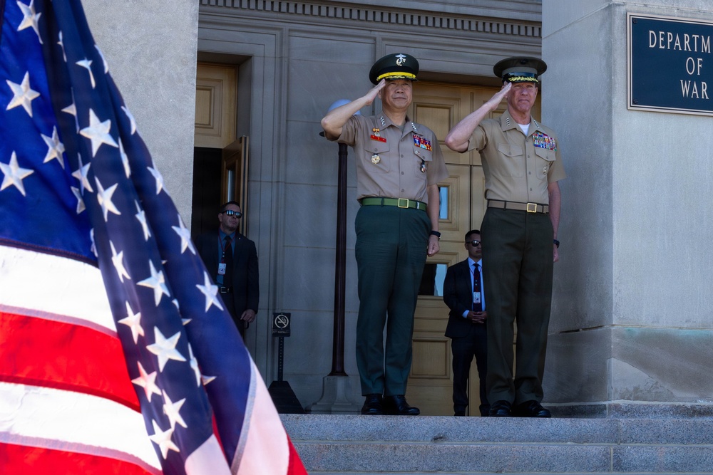 Commandant of the Republic of Korea Marine Corps Honors Cordon