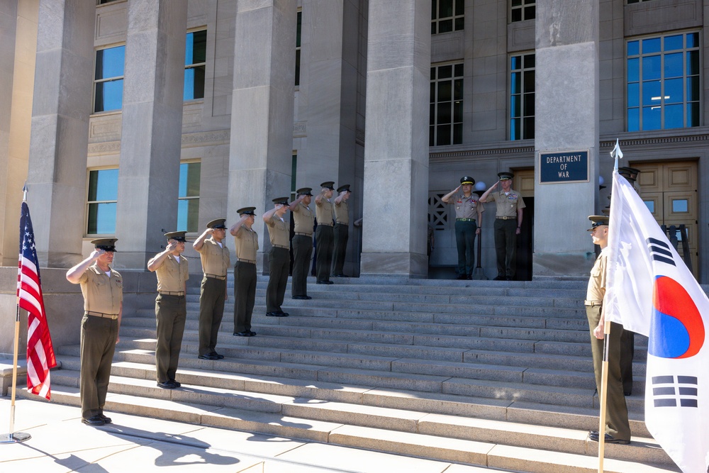 Commandant of the Republic of Korea Marine Corps Honors Cordon