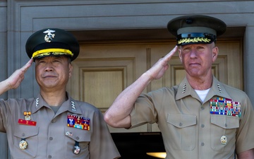 Commandant of the Republic of Korea Marine Corps Honors Cordon