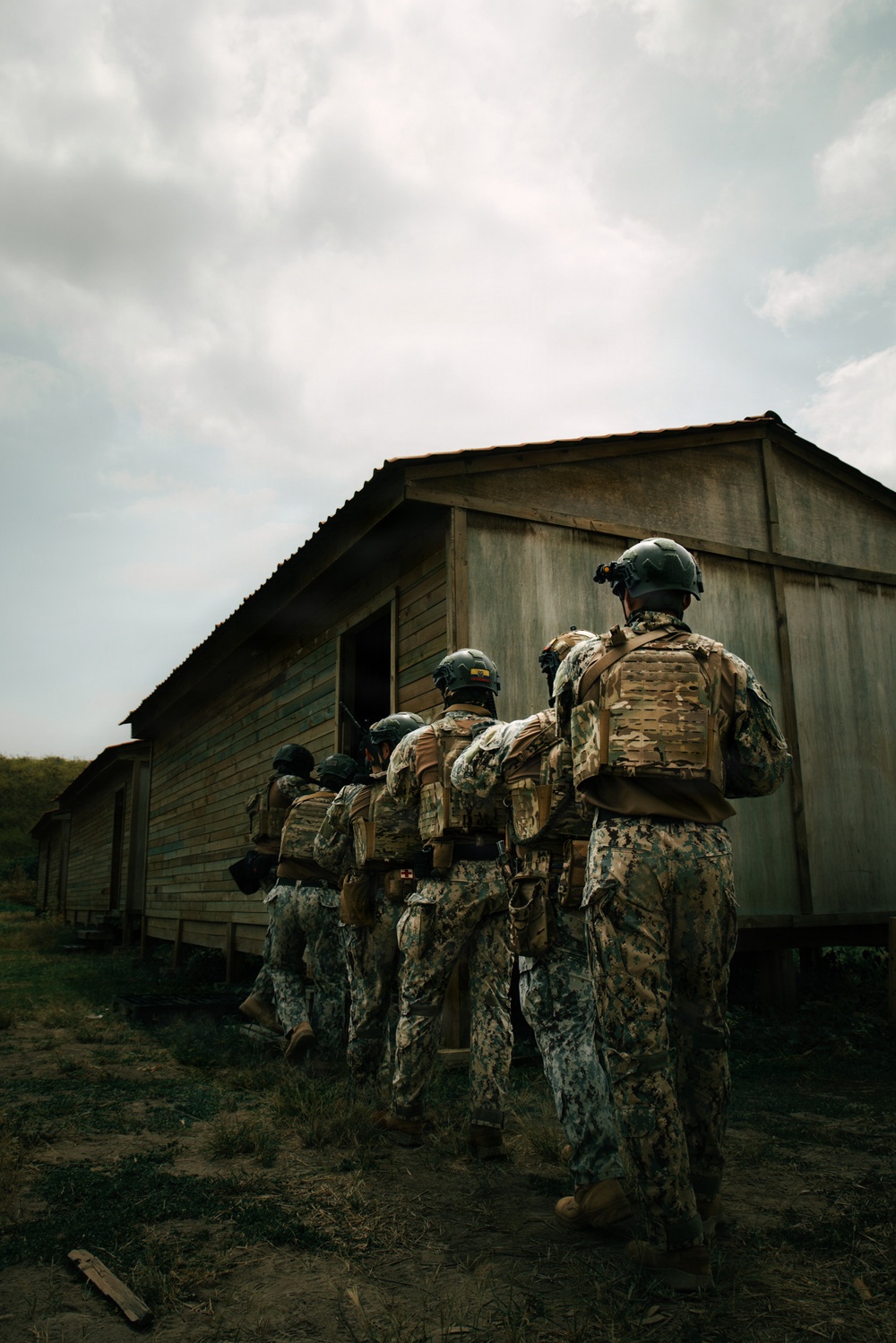 U.S. Army Green Berets train alongside Ecuadorian Special Operations Forces