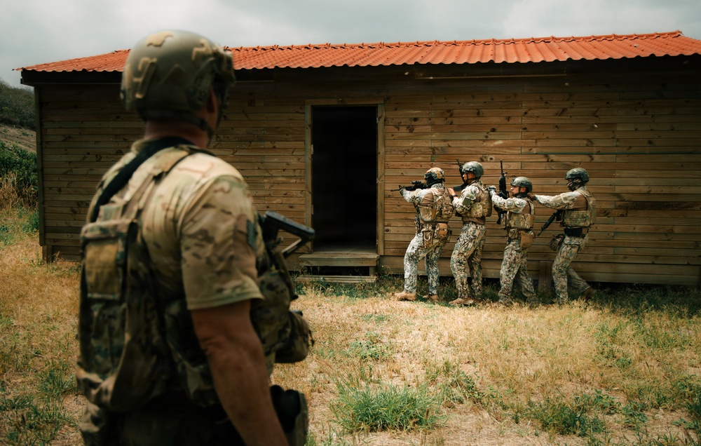 U.S. Army Green Berets train alongside Ecuadorian Special Operations Forces