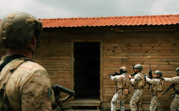 U.S. Army Green Berets train alongside Ecuadorian Special Operations Forces