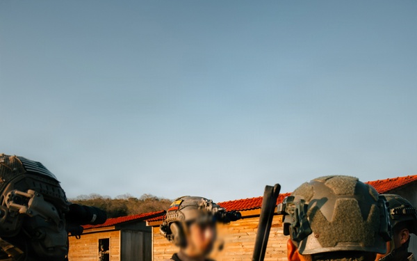 U.S. Army Green Berets train alongside Ecuadorian Special Operations Forces