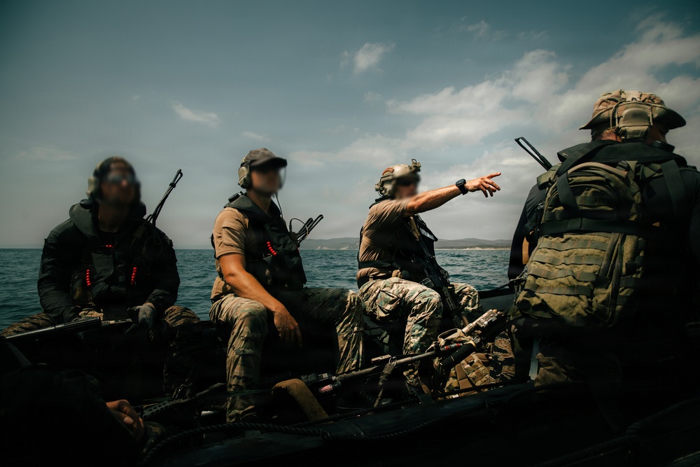 U.S. Army Green Berets train alongside Ecuadorian Special Operations Forces