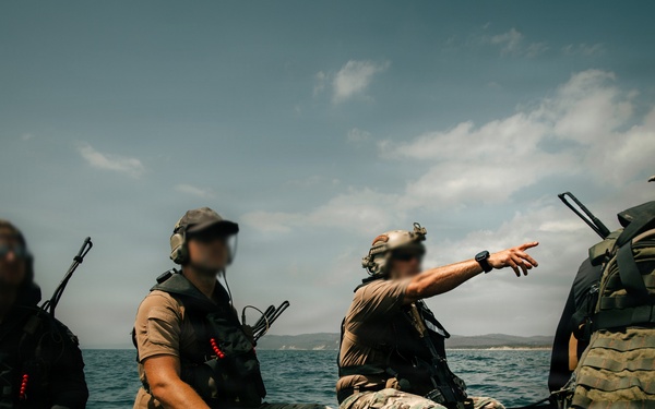 U.S. Army Green Berets train alongside Ecuadorian Special Operations Forces