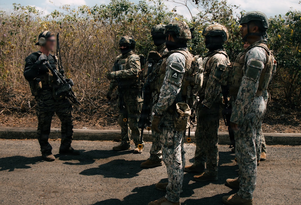 U.S. Army Green Berets train alongside Ecuadorian Special Operations Forces