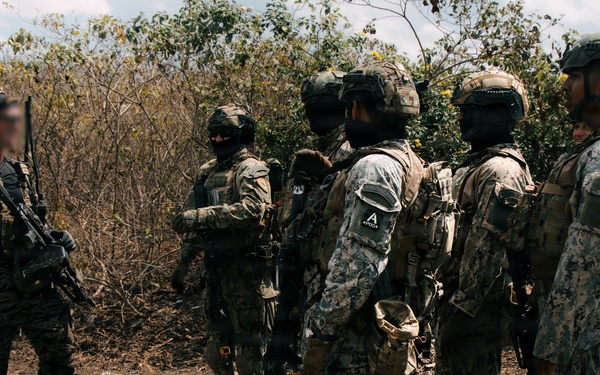 U.S. Army Green Berets train alongside Ecuadorian Special Operations Forces