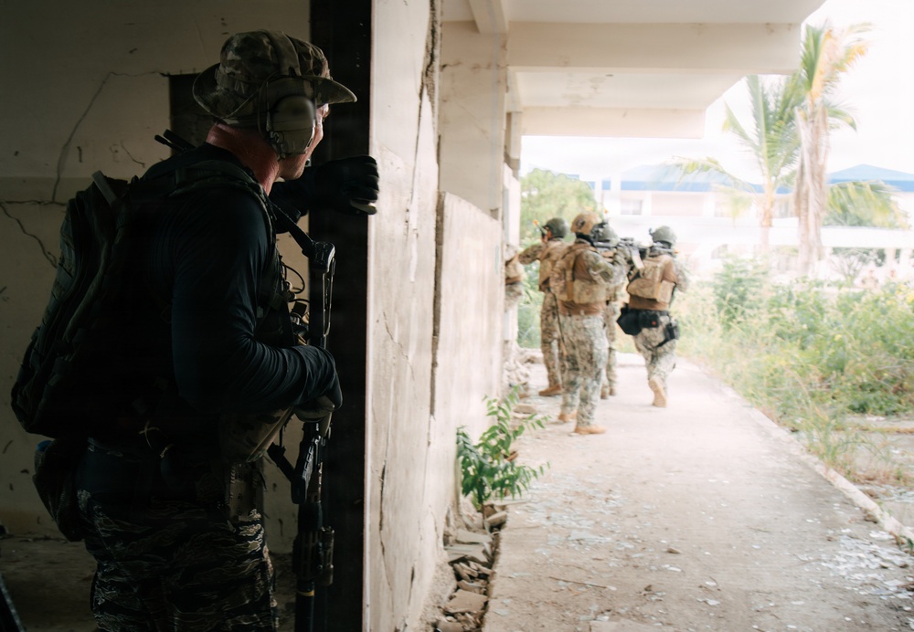 U.S. Army Green Berets train alongside Ecuadorian Special Operations Forces