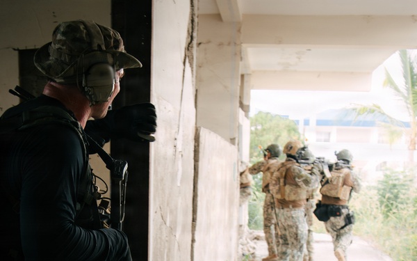 U.S. Army Green Berets train alongside Ecuadorian Special Operations Forces