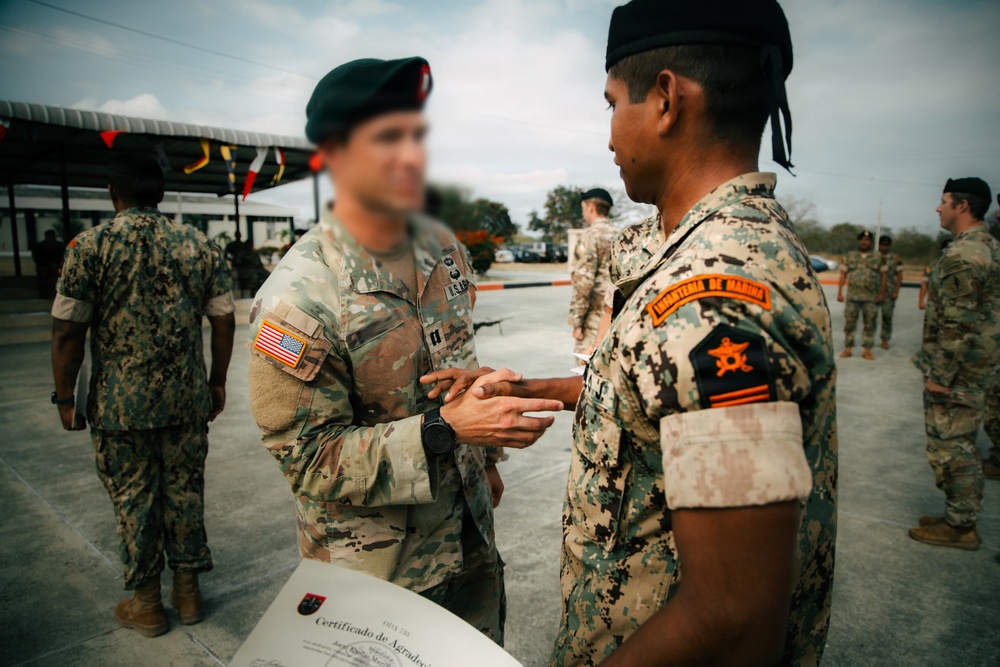 U.S. Army Green Berets train alongside Ecuadorian Special Operations Forces