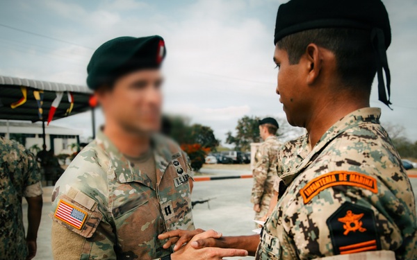 U.S. Army Green Berets train alongside Ecuadorian Special Operations Forces