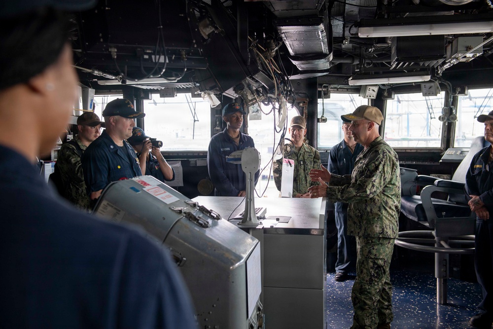 VCNO VISITS USS TORTUGA (LSD 46)