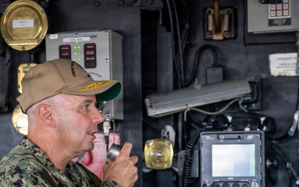 VCNO VISITS USS TORTUGA (LSD 46)