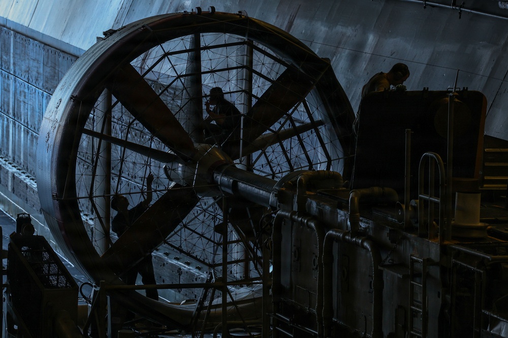 USS Iwo Jima LCAC Maintenance