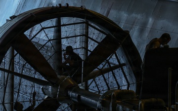 USS Iwo Jima LCAC Maintenance