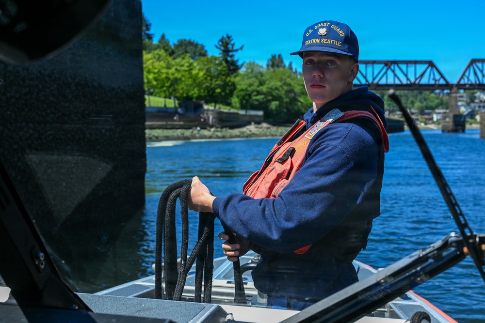 Coast Guard Station Seattle conducts Maritime Security and Response Operations patrol