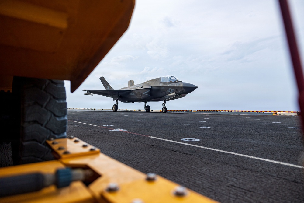 11th MEU Marines, Sailors Conduct Flight Operations Aboard USS Boxer