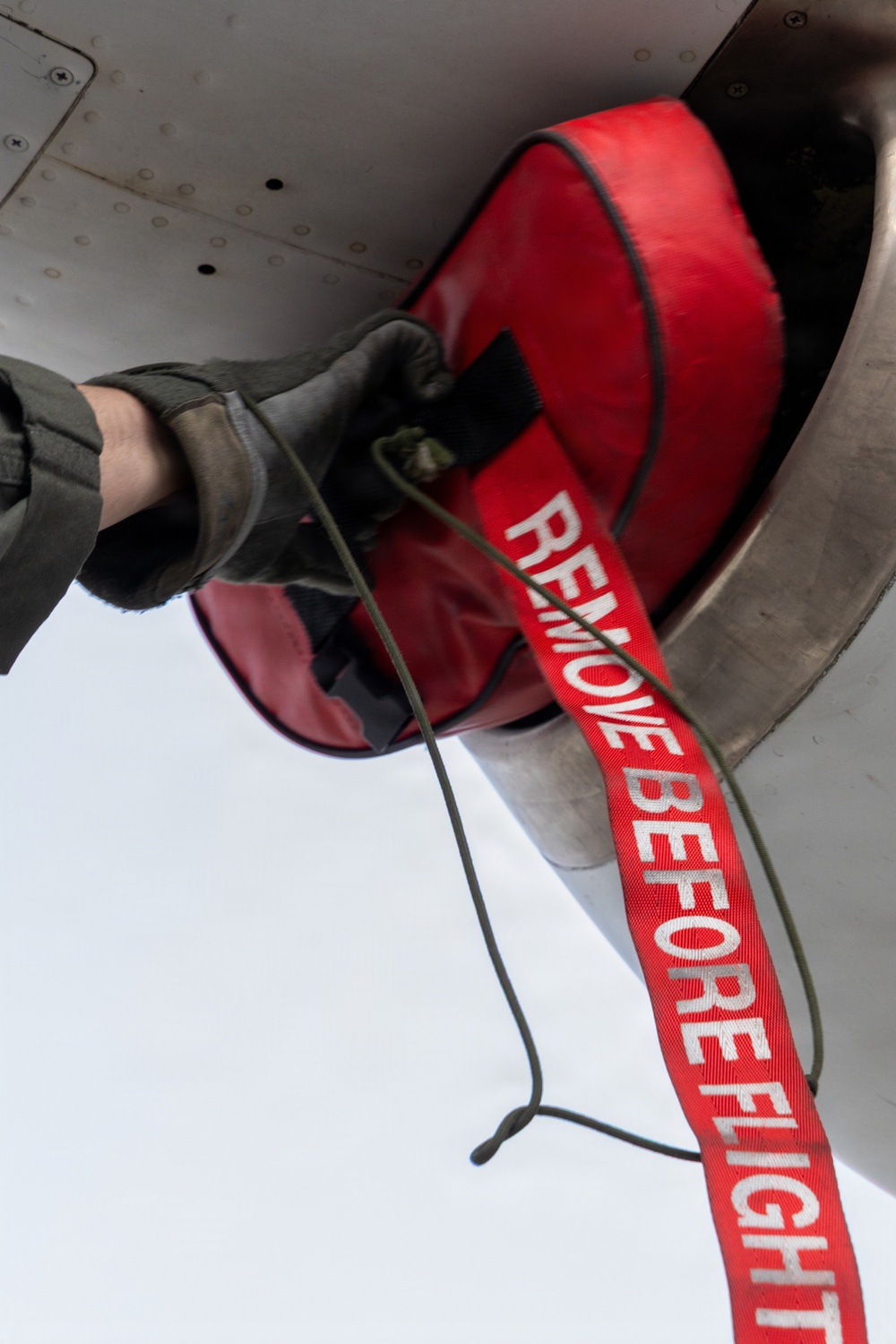 VMGR-152 transports paratroopers
