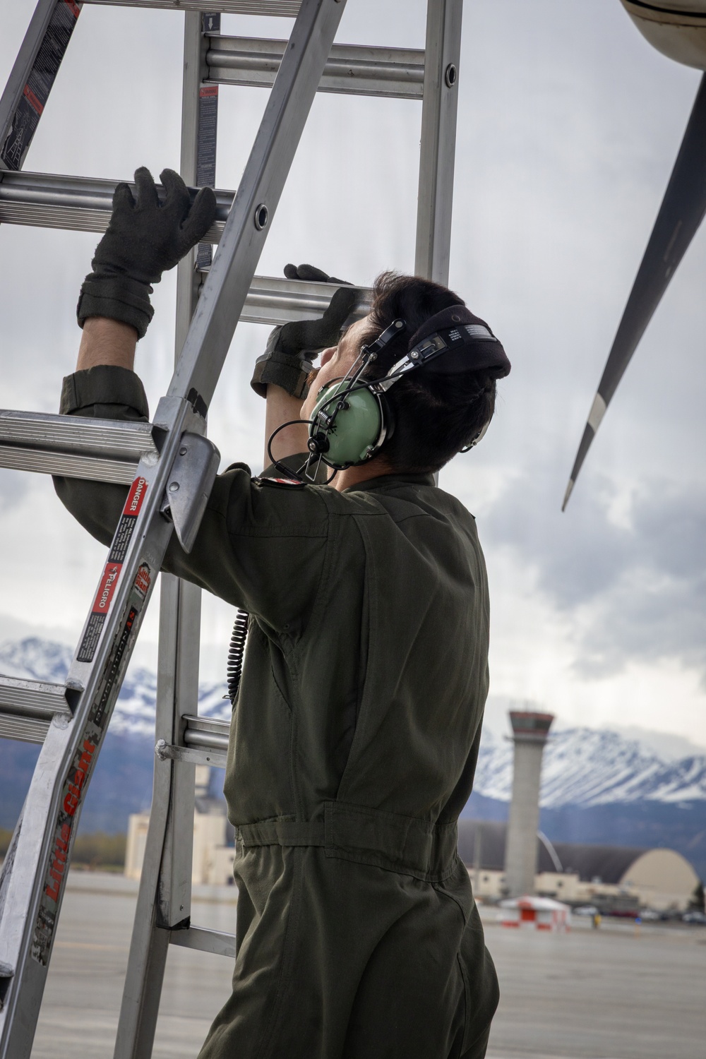 VMGR-152 transports paratroopers