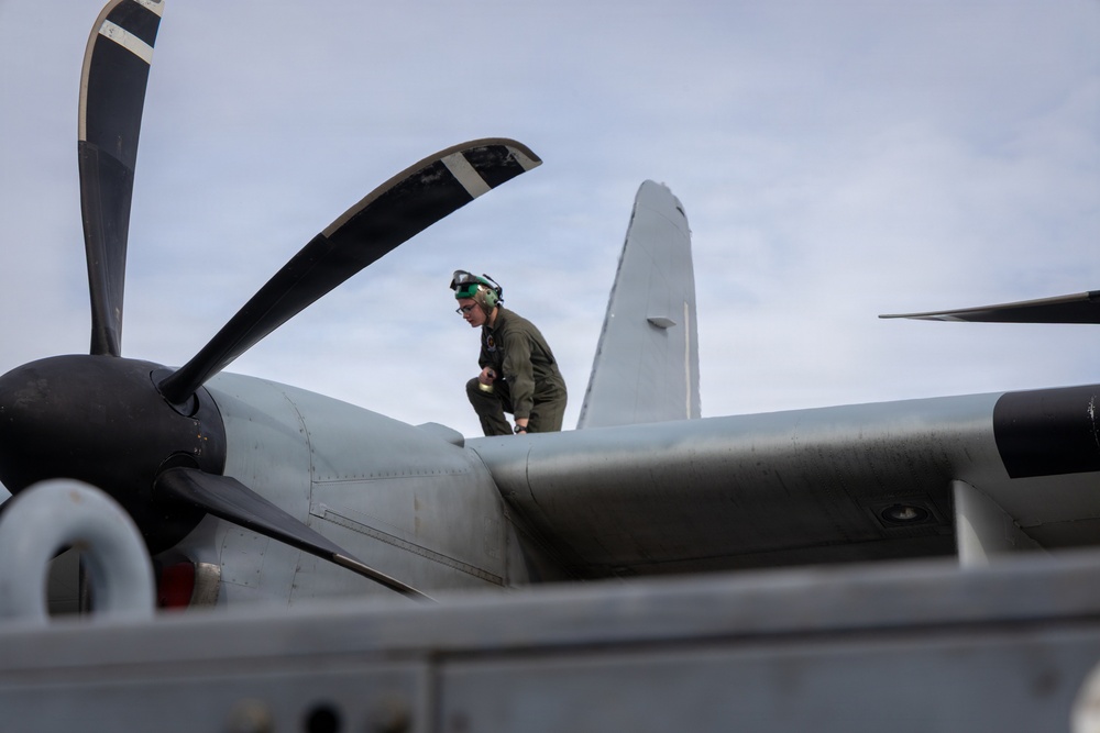 VMGR-152 transports paratroopers