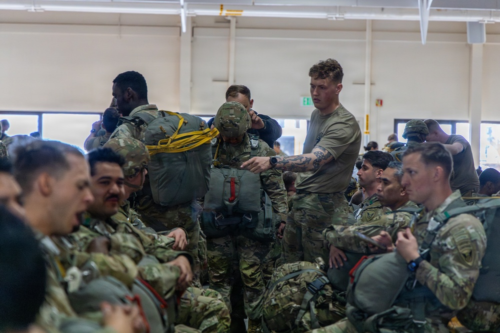 VMGR-152 transports paratroopers