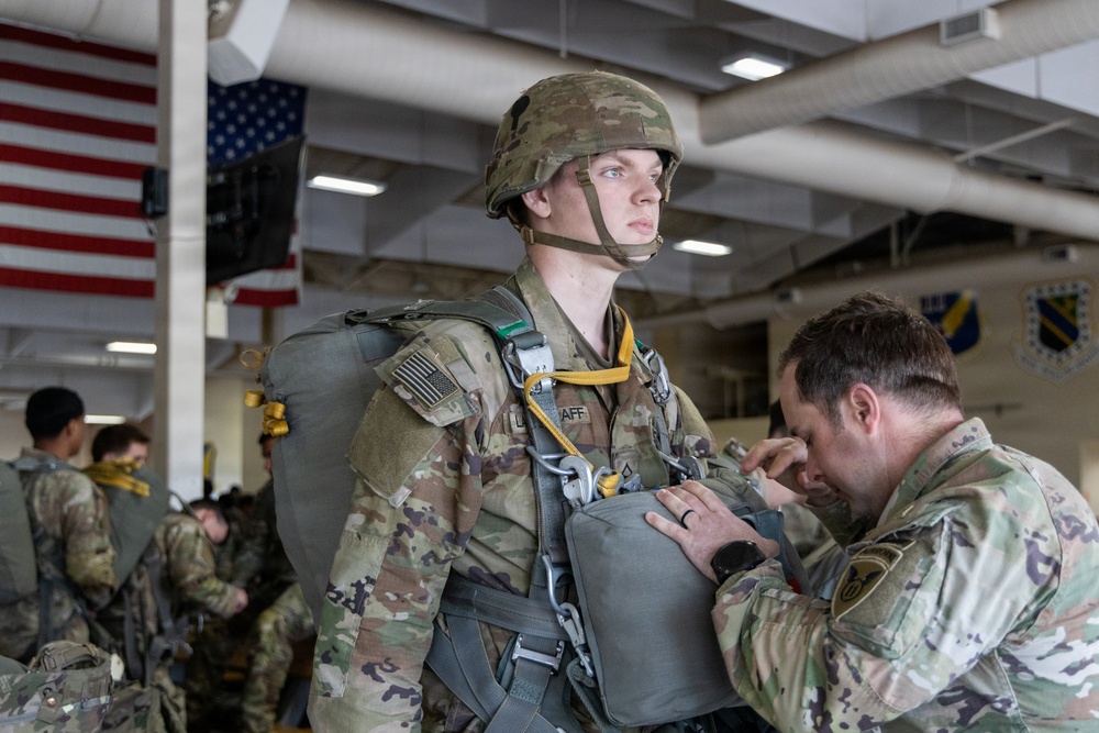 VMGR-152 transports paratroopers