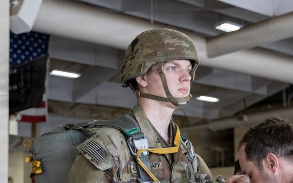 VMGR-152 transports paratroopers