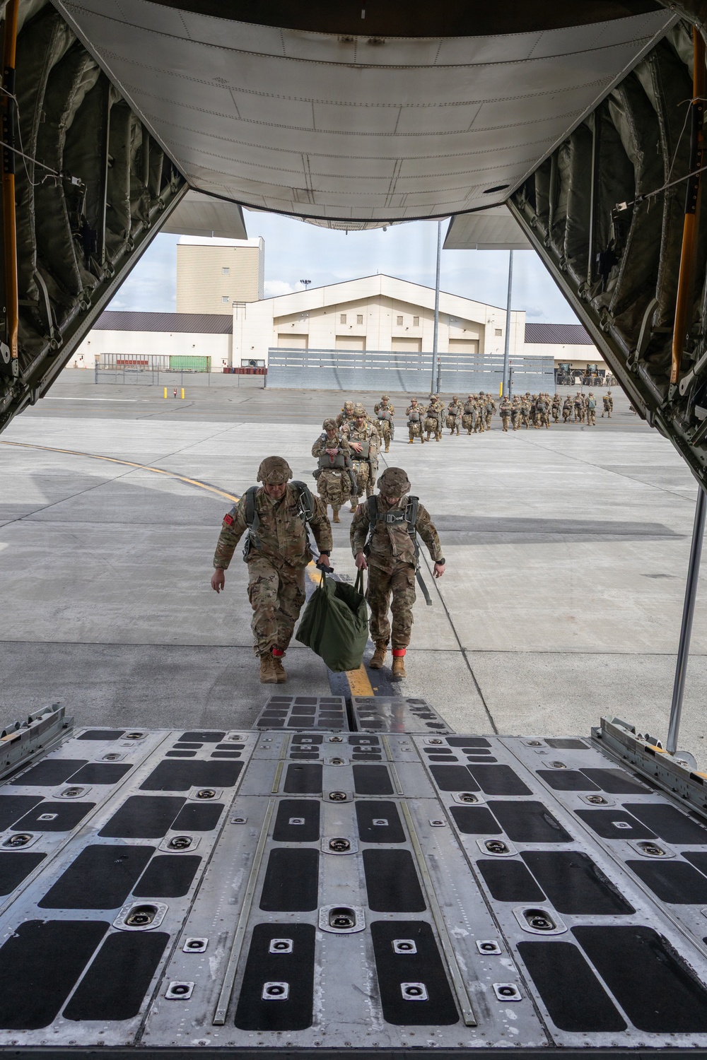 VMGR-152 transports paratroopers