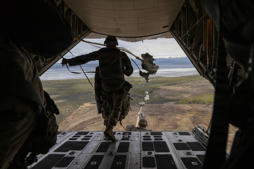 VMGR-152 transports paratroopers