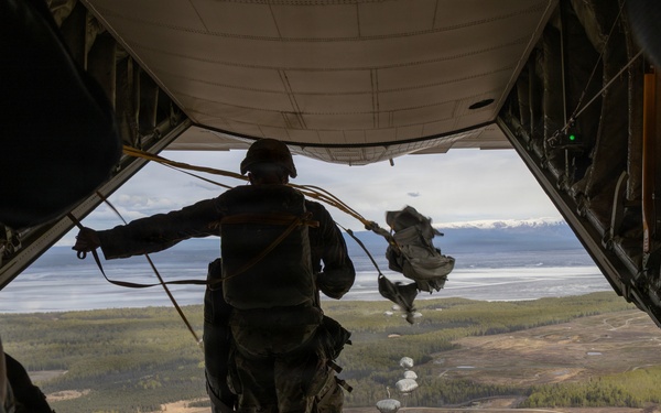 VMGR-152 transports paratroopers