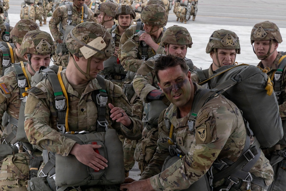 VMGR-152 transports paratroopers