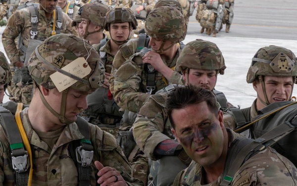VMGR-152 transports paratroopers