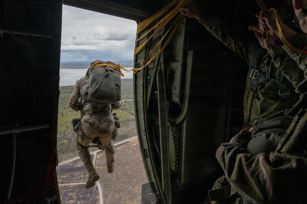 VMGR-152 transports paratroopers