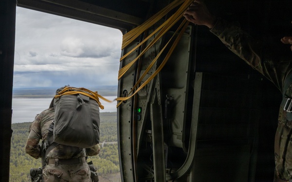 VMGR-152 transports paratroopers
