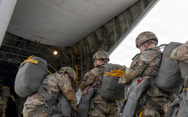 VMGR-152 transports paratroopers