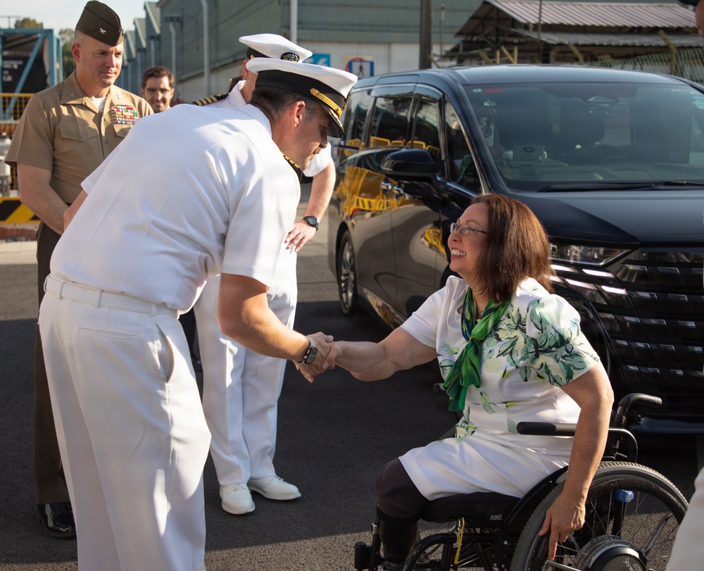 U.S. Senator Visits Boxer Sailors, Marines