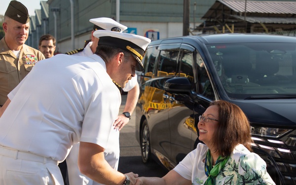 U.S. Senator Visits Boxer Sailors, Marines