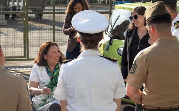 U.S. Senator Visits Boxer Sailors, Marines