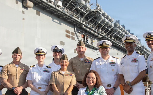 U.S. Senator Visits Boxer Sailors, Marines
