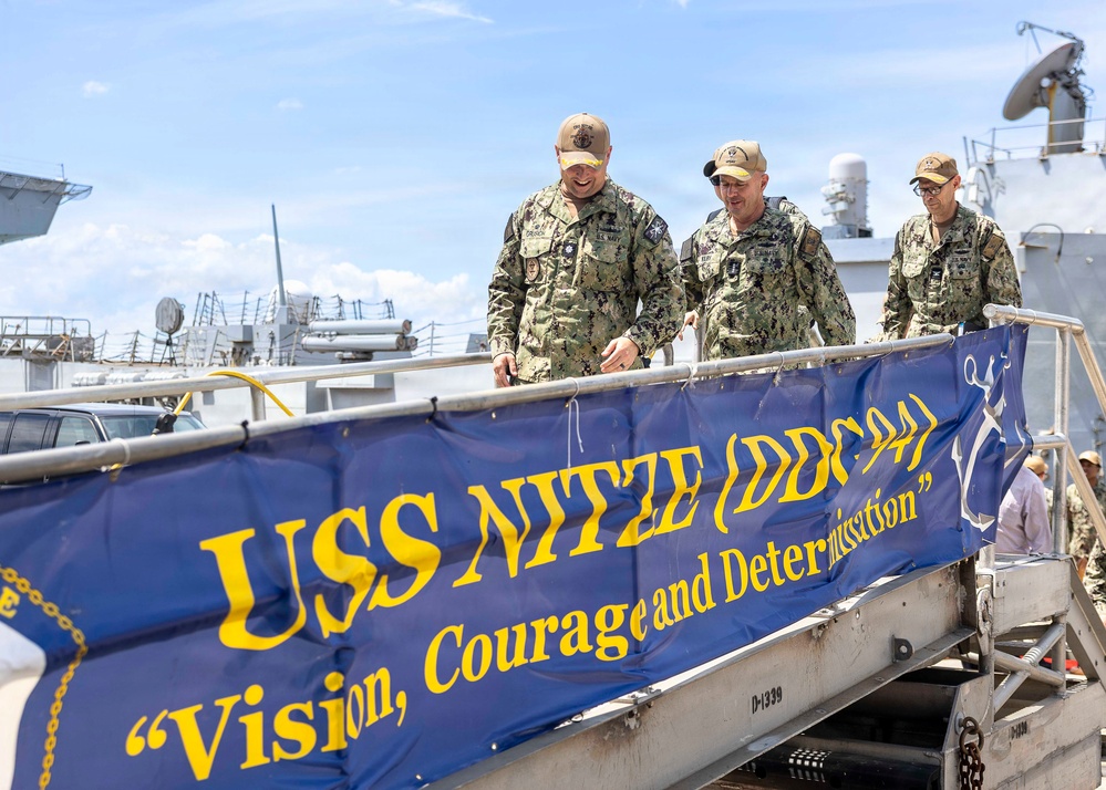 VCNO Visits USS Nitze