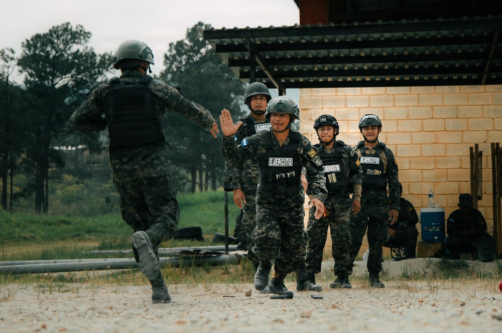 Green Berets sharpen skills alongside Honduran Special Forces Soldiers